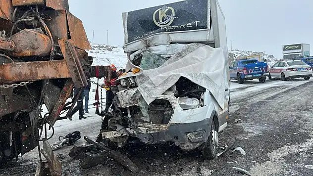 Kamyonet kar küreme aracına çarptı: 1 ölü 2 yaralı!