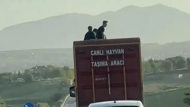 Kamyonun üzerinde tehlikeli yolculuk kamerada