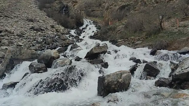 Kanispi şelalesi akmaya başladı