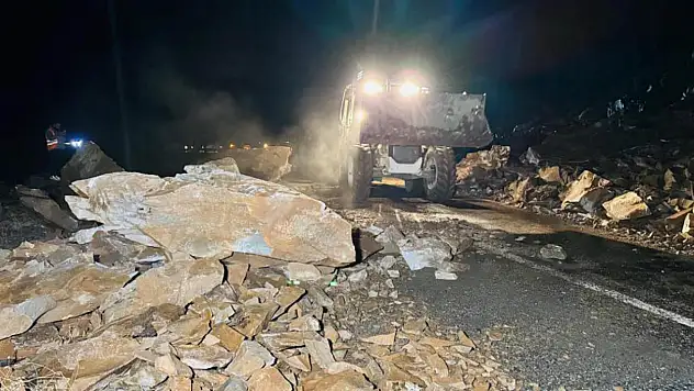 Kapanan yolu açarken ölümden döndüler