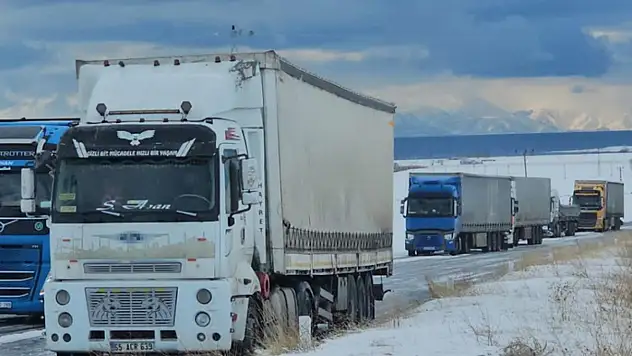 Kar ve buzlanma nedeniyle onlarca araç yolda kaldı