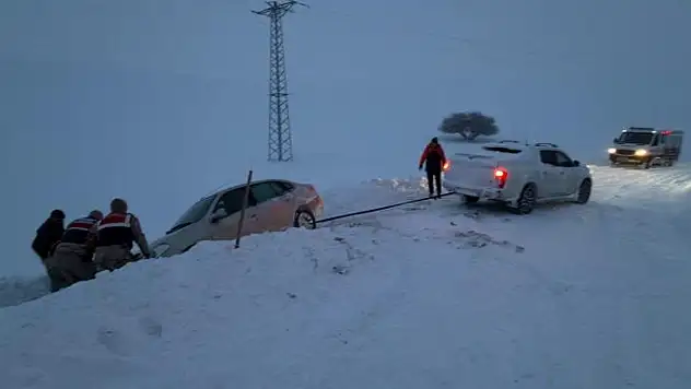 Kar ve fırtınada mahsur kalan vatandaşlar kurtarıldı