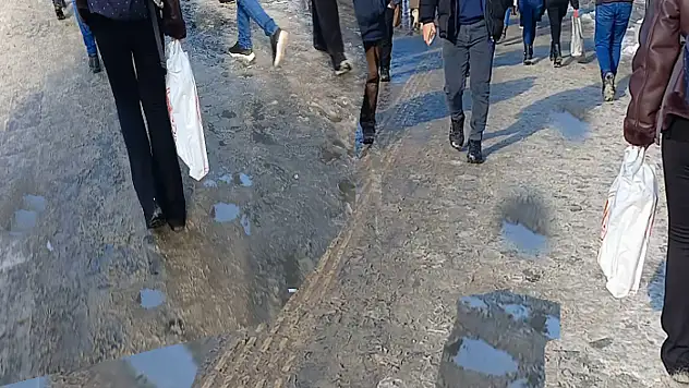 Kar yağışı sonrası kaldırımlarda su birikintileri oluştu