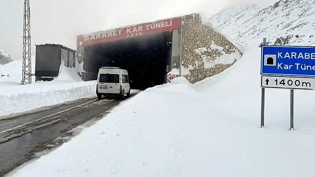 Karabet Geçidi'nde kar kalınlığı 164 santimetreye ulaştı
