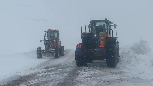 Karabet Geçidi'nde kar temizleme çalışması devam ediyor