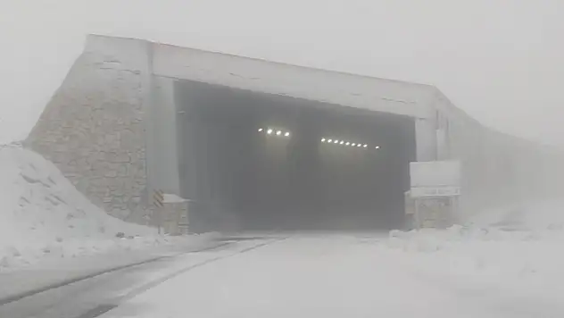 Karabet Geçidi'ne mevsimin ilk karı düştü