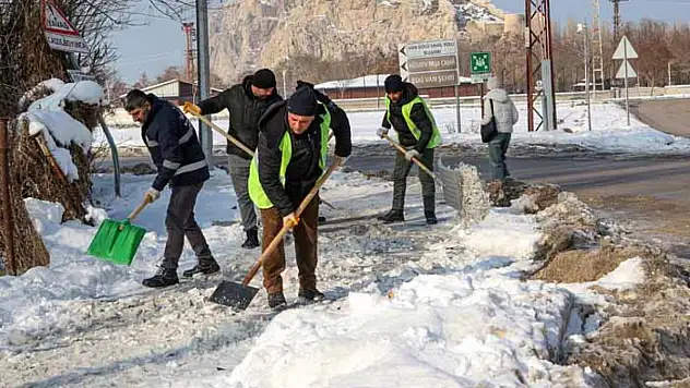 Karla mücadele kahramanları zorlu şartlarda görev başında