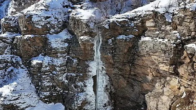 Karlar arasından akan Gümüşkanat Şelalesi