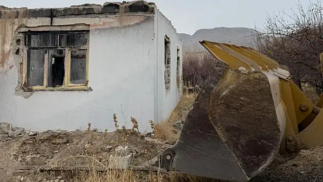 Karpuzalan Mahallesi'nde riskli yapı yıkıldı