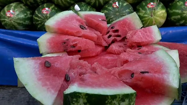 Karpuzun yıkanmadan kesilmesi 'salmonella' riskini artırıyor