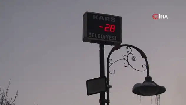 Kars buz tuttu: Termometreler eksi 28'i gösterdi