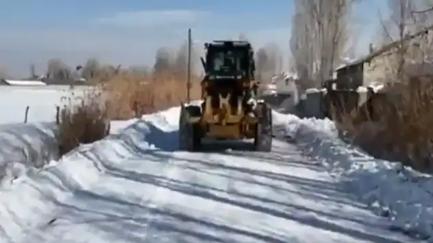 Kasımbağı Mahallesi'nde kar küreme çalışmaları sürüyor
