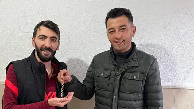 Kaybolan altın bileklik sahibine teslim edildi