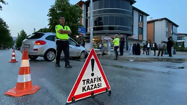 Kayganlaşan yolda kontrolden çıkan otomobil direğe çarptı: 1 yaralı