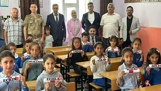 Kaymakam Bulut öğrencilere karnelerini dağıttı