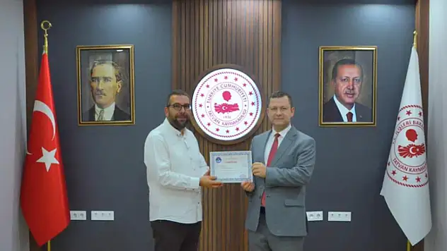 Kaymakam Demirer'den öğretmene başarı belgesi