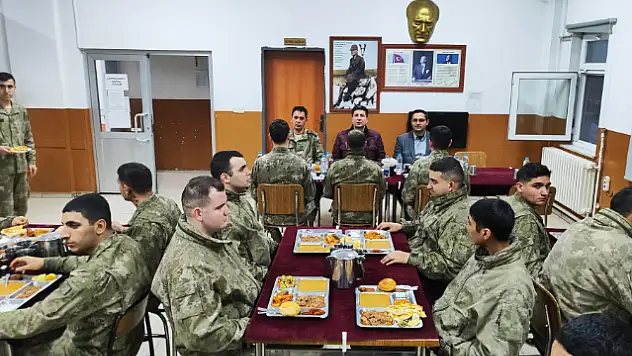 Kaymakam Gürdal askerlerle bir araya geldi