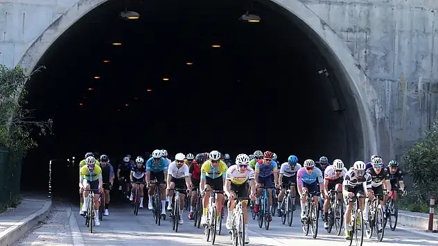 Kemer'de pedallar dostluk için döndü