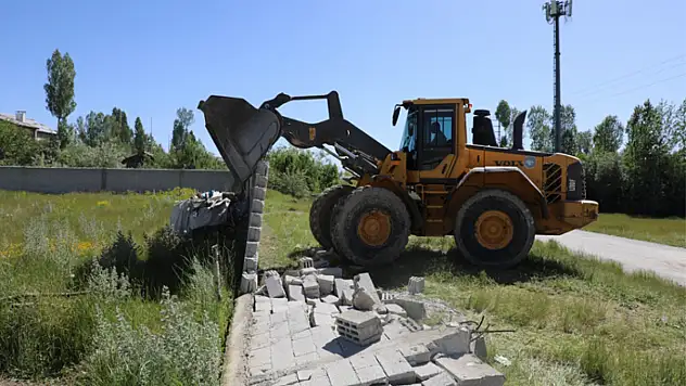 Kevenli Mahallesi'nde imar yolu üzerindeki duvar yıktırıldı