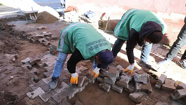 Kışla Caddesi'nde parke taşı döşeme çalışması