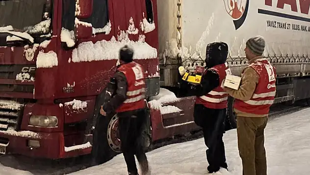 Kızılay'dan Tendürek Geçidi'nde sürücülere sıcak destek