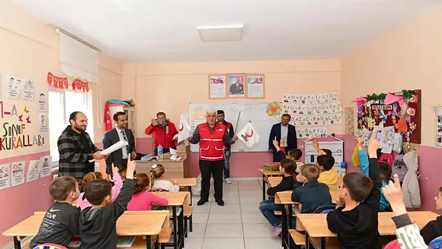 Kızılay'dan Van'daki öğrencilere anlamlı destek