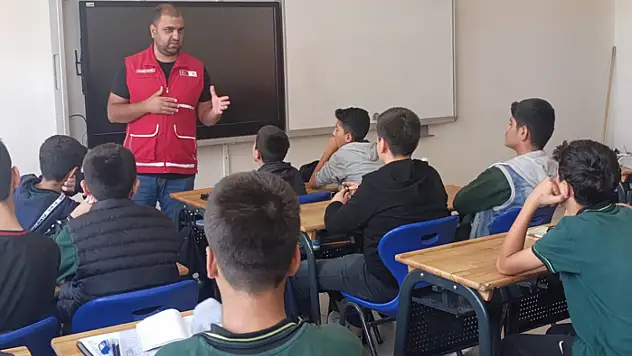 Kızılay Erciş Şubesi öğrencileri bilgilendirdi