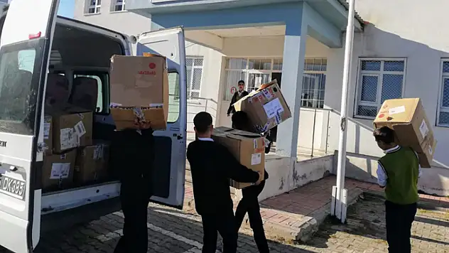 Kızılay Erciş Şubesinden öğrencilere kışlık giyim desteği