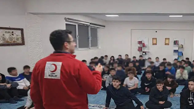Kızılay gönüllüleri lise öğrencileriyle bir araya geldi