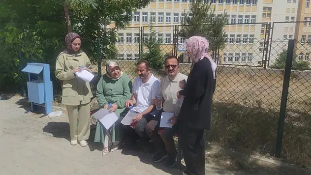Kızlarıyla birlikte sınava girdiler