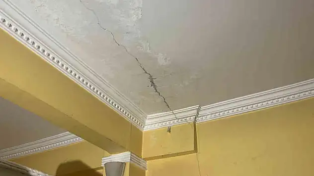 Kocaeli'de bir binanın kolonları çatladı: Aileler korkuyla evi tahliye etti