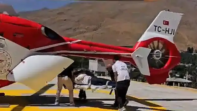 Kolu kırık hasta ambulans helikopter ile Van'a getirildi