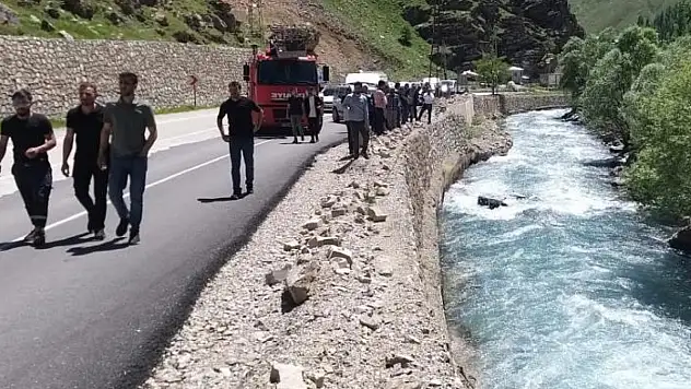 Kontrolden çıkan kamyonet dereye uçtu