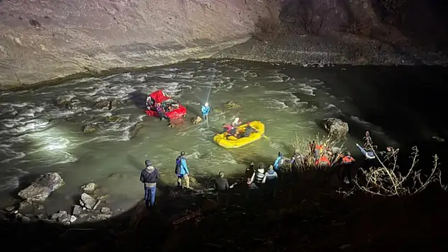 Kontrolden çıkan otomobil Zap Suyu'na uçtu