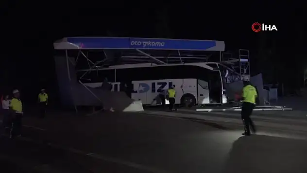Kontrolden çıkan yolcu otobüsü oto yıkamaya daldı: 8 yaralı