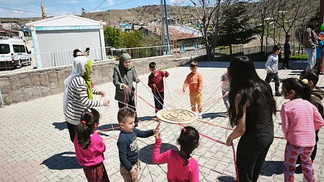 Koruma altındaki çocuklar ile köy okulu öğrencileri arasında şölen tadında etkinlik