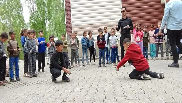 Köy çocukları kendi yaptıkları topaçlarla yarıştı
