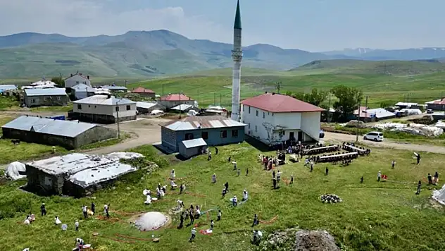 Köy çocuklarının hayali gerçek oldu, gökyüzü uçurtmalarla şenlendi