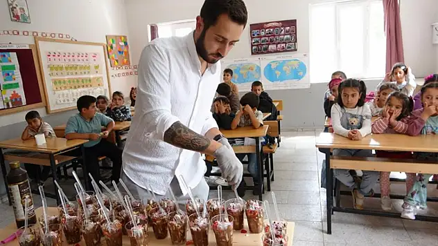 Köy köy dolaşarak çocukları waffle ile buluşturuyor