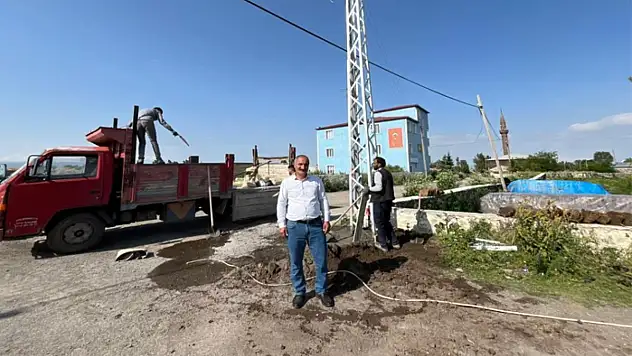 Köylerde elektrik direkleri yenileniyor