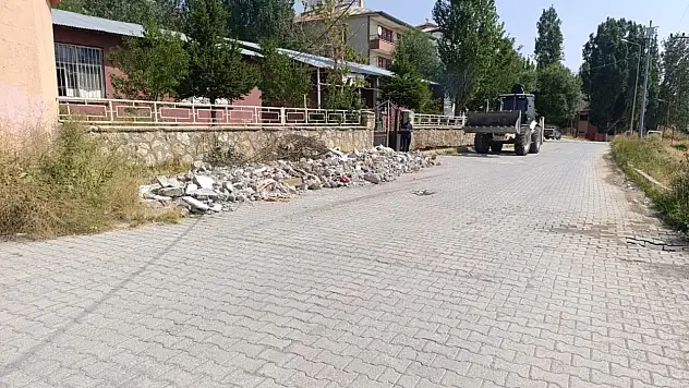 Kül ve molozlar Başkale'de tek tek kaldırılıyor