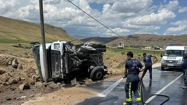 Kum yüklü tır devrildi