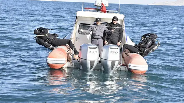 Kurbağa adamlar ve deniz polisi Van Gölü'nde kaçakçılara göz açtırmıyor