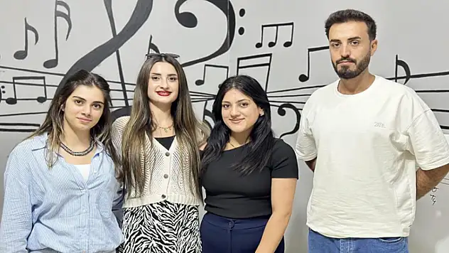 Kurduğu müzik akademisinde öğrencilerini üniversiteye hazırlıyor