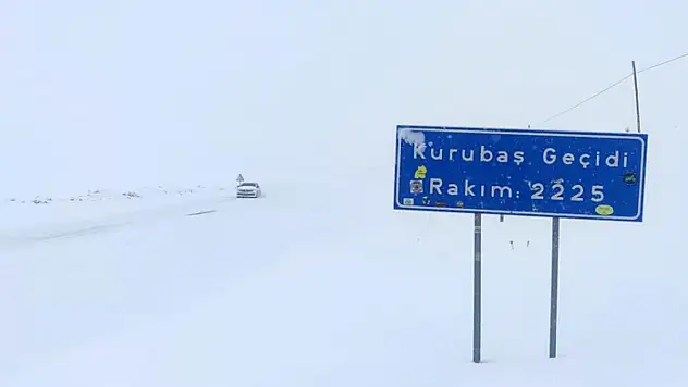 Kurubaş Geçidi'nde kar yağışı ve sis etkili oluyor