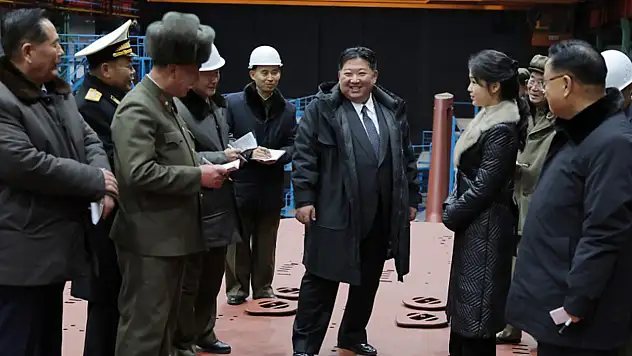 Kuzey Kore lideri Kim, inşası süren dev nükleer denizaltını denetledi