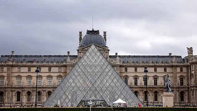 Louvre Müzesi'nde su sızıntısı