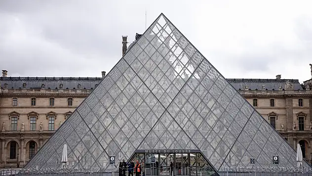 Louvre Müzesi'nden çalınan mücevherlerin değeri 88 milyon euro