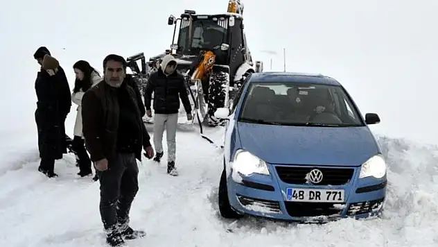 Mahsur kalan öğretmenler kurtarıldı