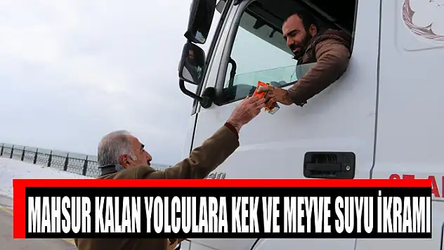 Mahsur kalan yolculara kek ve meyve suyu ikramı